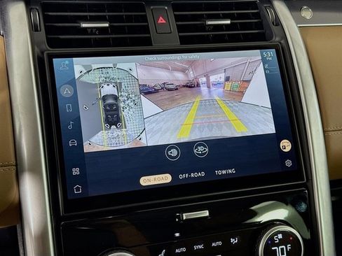 Used 2025 Land Rover Discovery Metropolitan Edition image 17