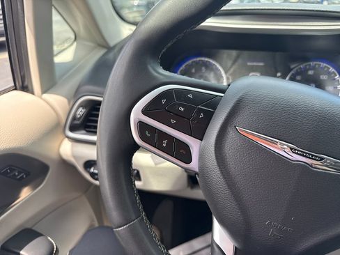 Used 2023 Chrysler Pacifica Touring-L FWD image 29
