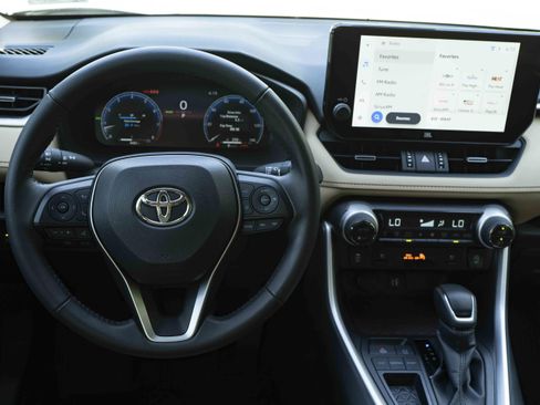 Used 2025 Toyota RAV4 Limited image 19