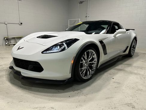 Used 2015 Chevrolet Corvette Z06 w/ 3LZ Preferred Equipment Group RWD image 19