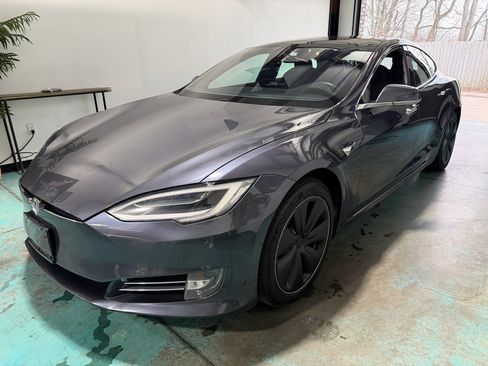 Used 2020 Tesla Model S Long Range Plus image 3