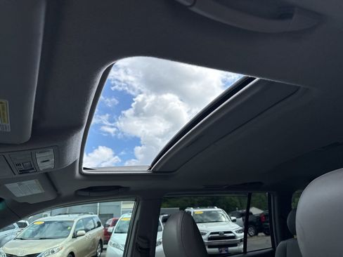 Used 2012 Toyota Highlander Limited w/ Tow Pkg AWD/4WD image 32
