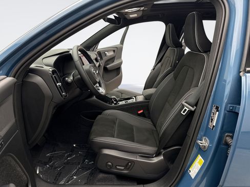 Used 2025 Volvo XC40 B5 Plus AWD/4WD image 11
