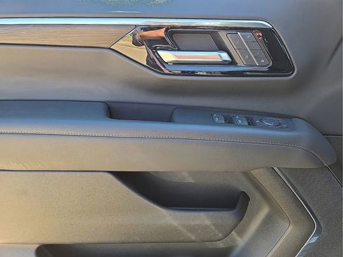 Used 2025 Chevrolet Suburban Z71 AWD/4WD image 23