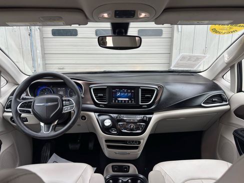 Used 2021 Chrysler Voyager Lxi FWD image 16