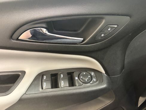 Used 2020 Chevrolet Equinox LS image 23