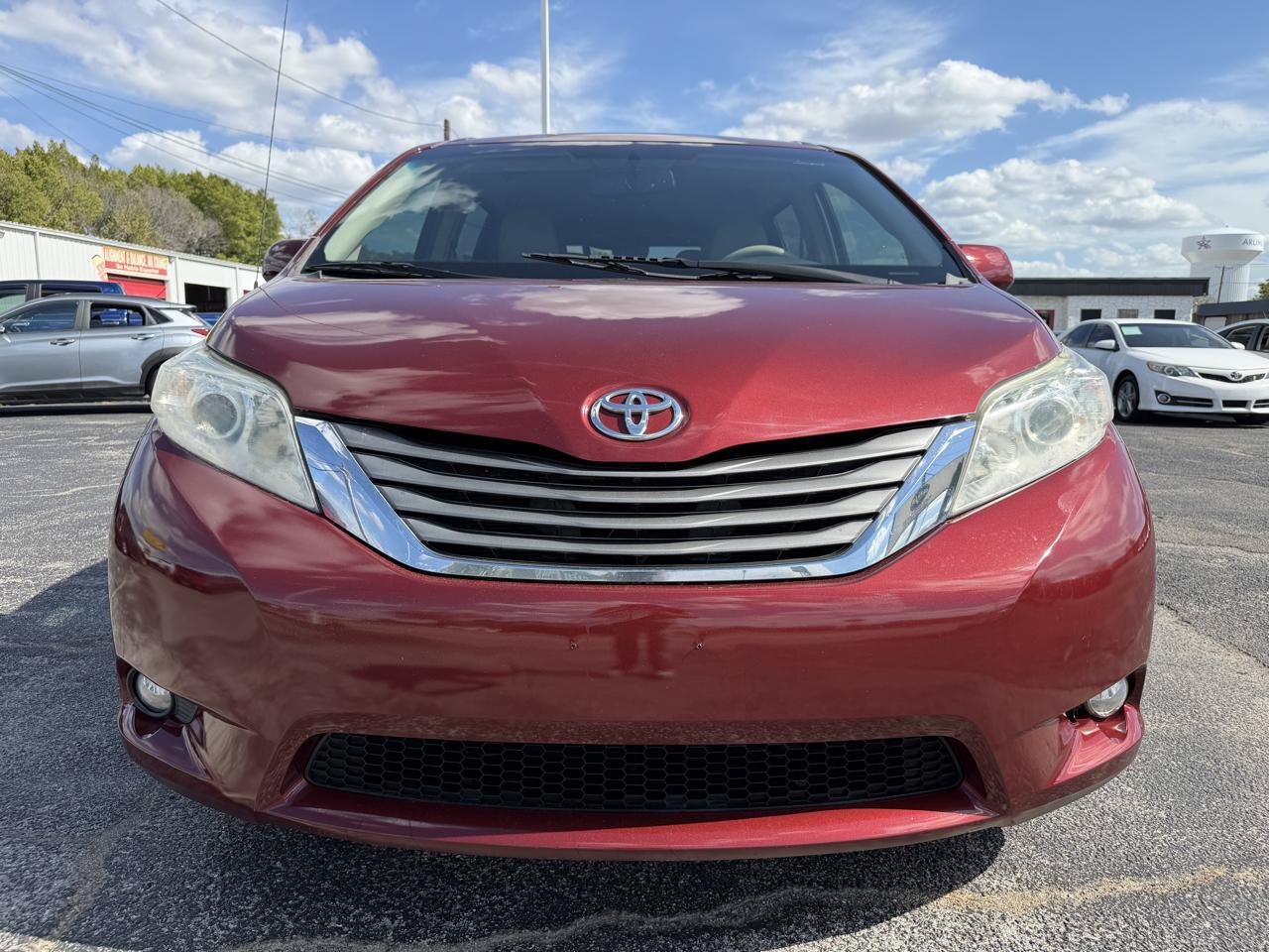 Used 2012 Toyota Sienna XLE FWD image 2