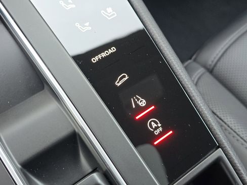 Certified 2025 Porsche Macan AWD/4WD image 25