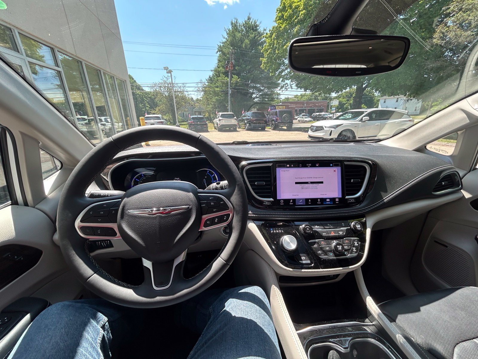 Used 2023 Chrysler Pacifica Limited w/ Uconnect Theater Family Group FWD image 17