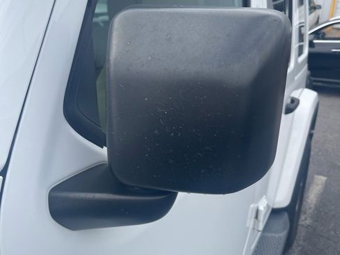 Used 2018 Jeep Wrangler Unlimited Sahara image 4