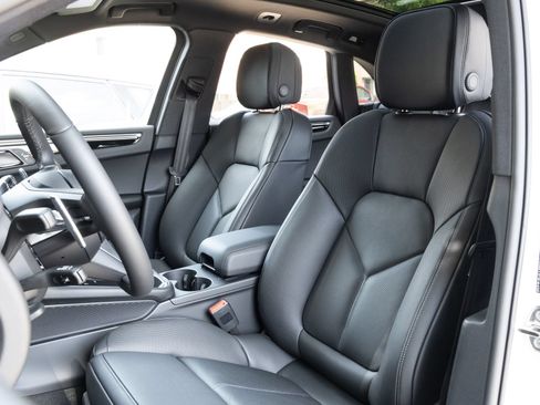 Certified 2026 Porsche Macan AWD/4WD image 5