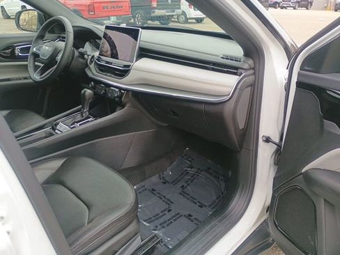 Used 2024 Jeep Compass Limited image 13