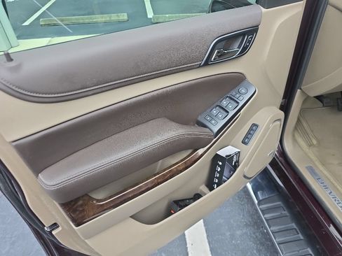 Used 2017 Chevrolet Tahoe LT w/ LT Signature Package RWD image 6