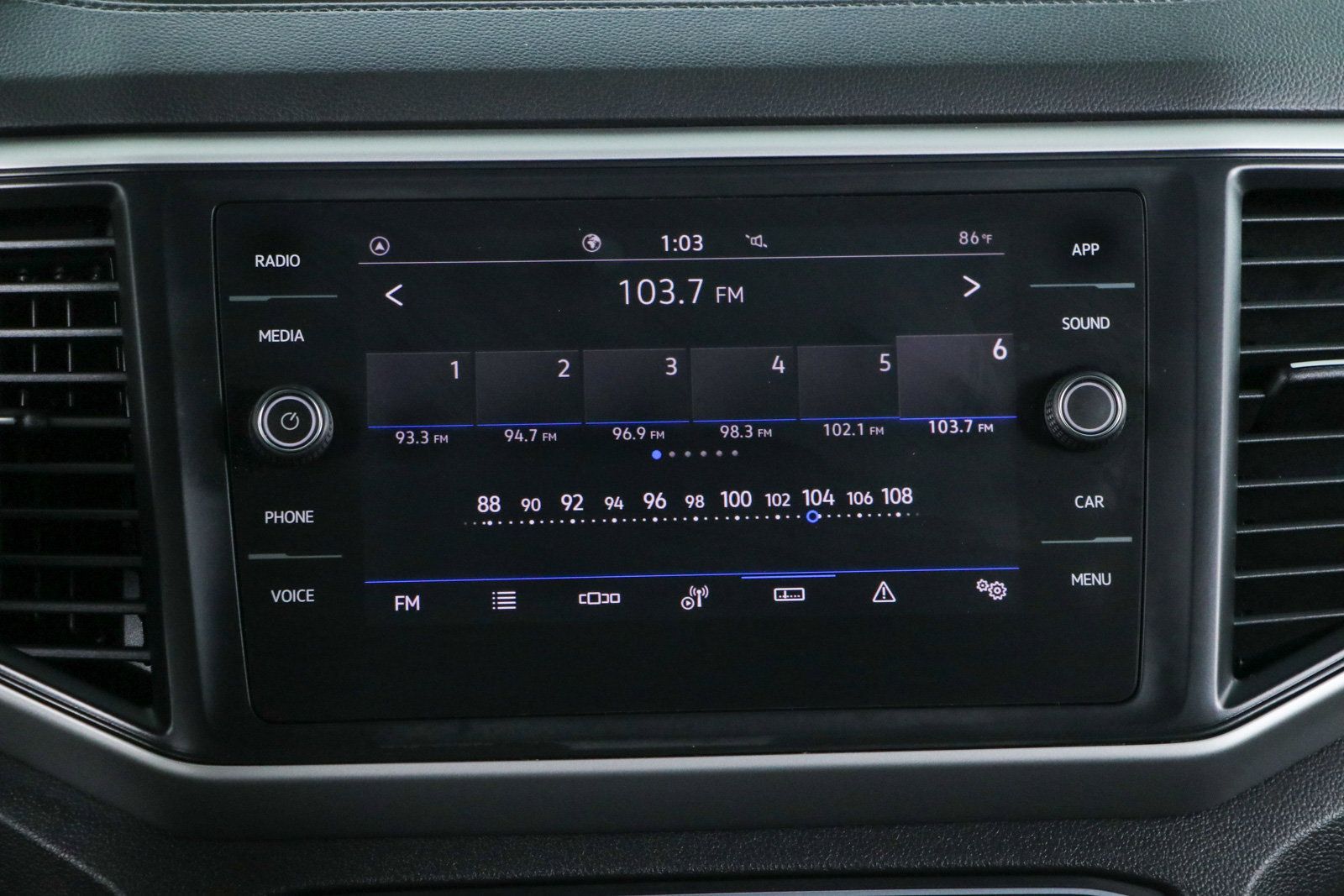 Used 2021 Volkswagen Atlas Cross Sport SE w/ Panoramic Sunroof Package FWD image 18