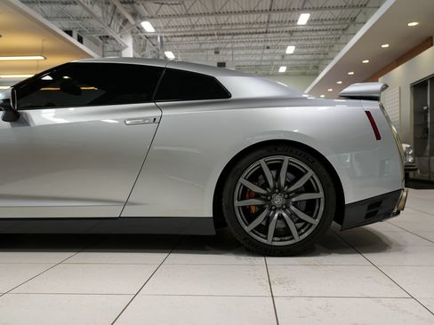 Used 2016 Nissan GT-R Premium AWD/4WD image 7