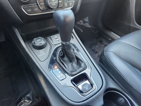 Used 2019 Jeep Cherokee Limited image 10