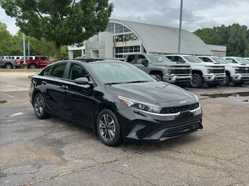 Used 2024 Kia Forte LXS w/ LXS Technology Package FWD image 1