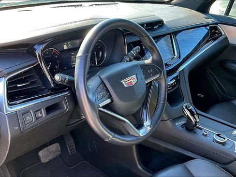 Used 2025 Cadillac XT6 Premium Luxury image 17