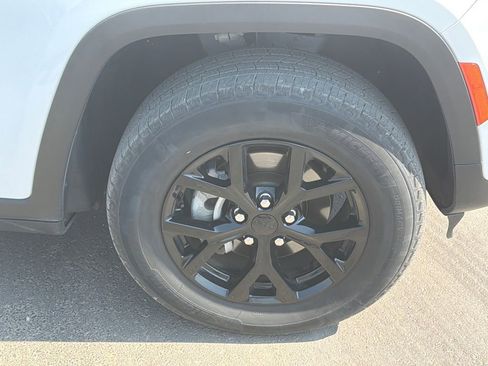 Used 2025 Jeep Grand Cherokee Altitude AWD/4WD image 12