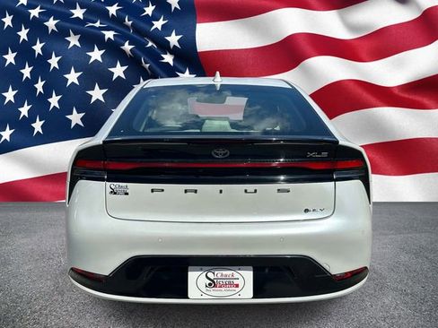 Used 2024 Toyota Prius XLE FWD image 4