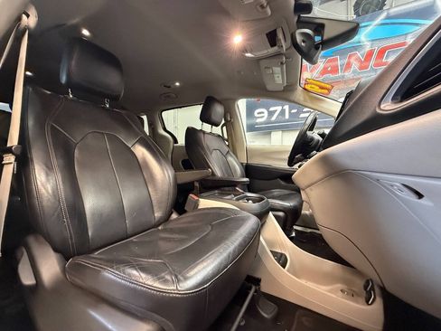 Used 2019 Chrysler Pacifica Touring-L FWD image 4