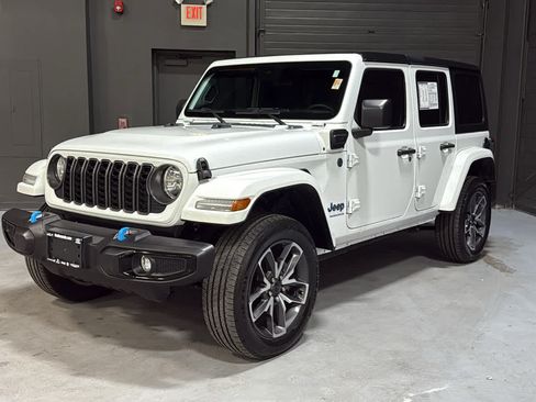 Used 2024 Jeep Wrangler Unlimited w/ Convenience Group AWD/4WD image 3
