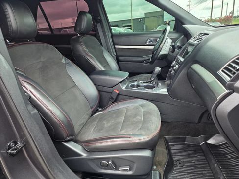 Used 2018 Ford Explorer XLT w/ Equipment Group 202A FWD image 19