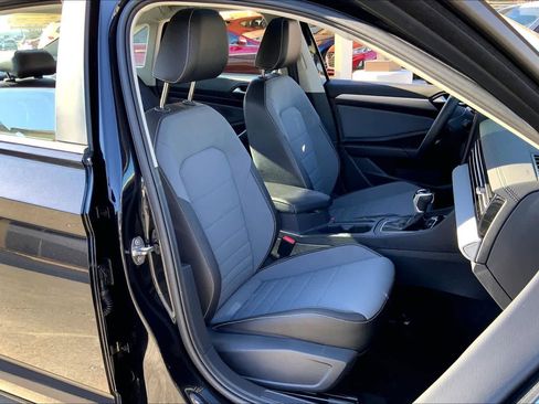 Used 2025 Volkswagen Jetta SE image 9