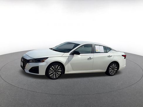 Used 2025 Nissan Altima 2.5 SV FWD image 8