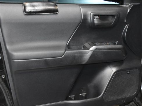 Used 2020 Toyota Tacoma TRD Off-Road image 4