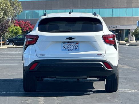 Used 2024 Chevrolet Trax RS w/ Sunroof Package FWD image 5