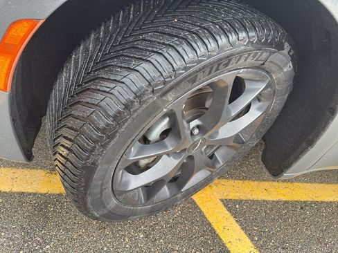 Used 2021 Chrysler Pacifica Touring-L w/ S Appearance Package image 3