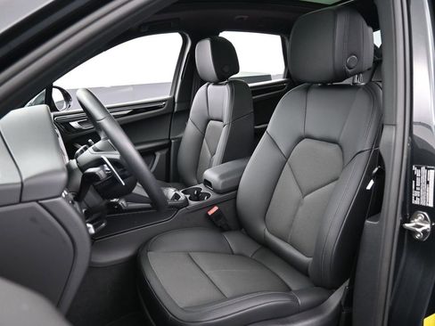 Certified 2025 Porsche Macan image 5