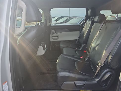 Used 2023 Kia Carnival LX FWD image 31