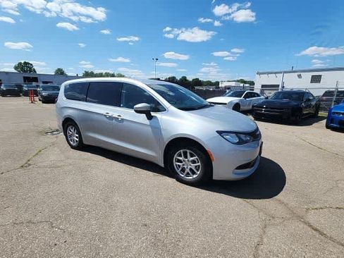 Certified 2023 Chrysler Voyager LX FWD image 7
