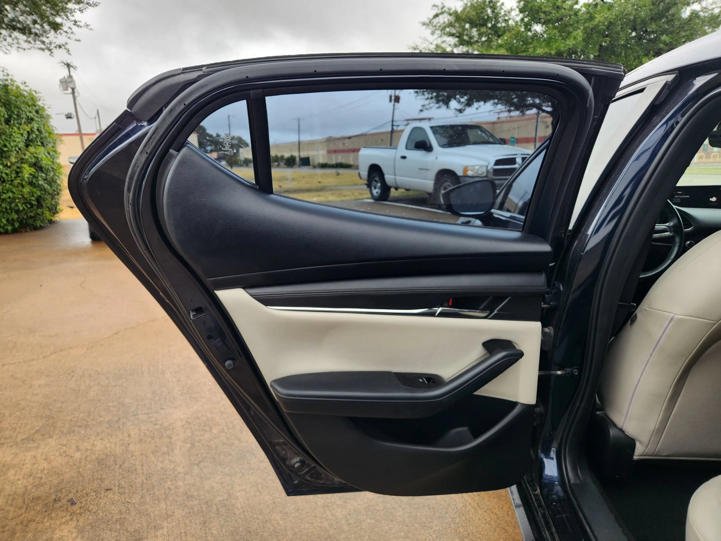 Used 2020 MAZDA MAZDA3 Hatchback w/ Preferred Package FWD image 11