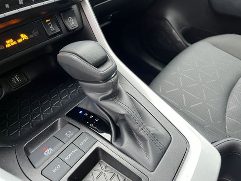 Used 2025 Toyota RAV4 XLE image 41