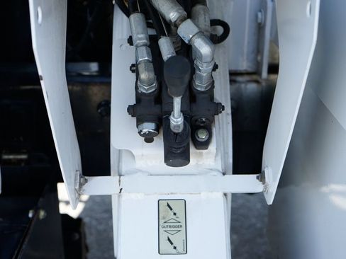 Used 2013 Ford F750 2WD Regular Cab Super Duty image 23