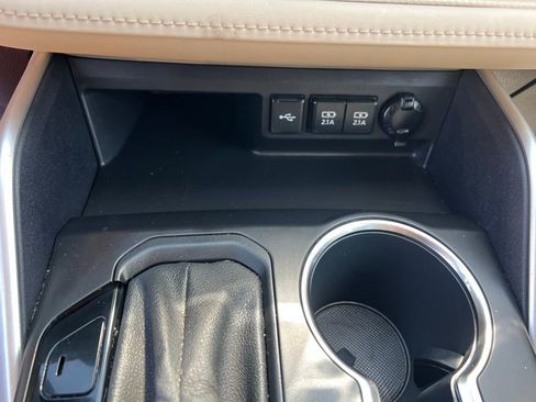 Used 2021 Toyota Highlander XLE AWD/4WD image 37