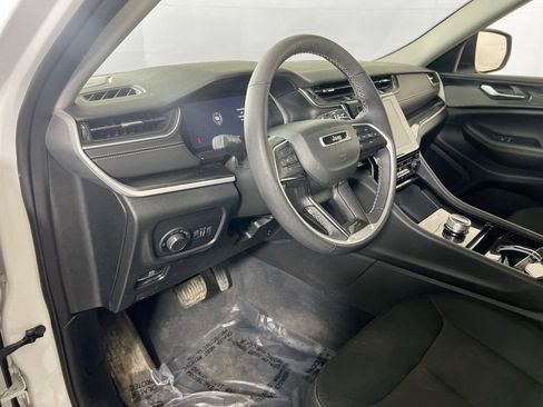 Used 2023 Jeep Grand Cherokee Laredo w/ Luxury Tech Group I AWD/4WD image 9