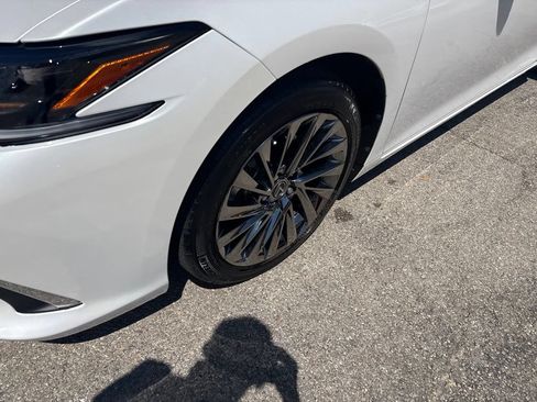 Used 2024 Lexus ES 300h Ultra Luxury FWD image 9