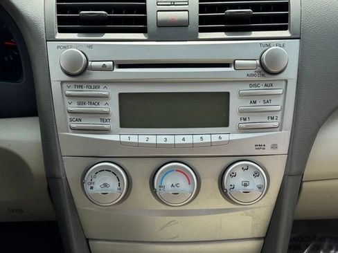 Used 2010 Toyota Camry LE FWD image 3