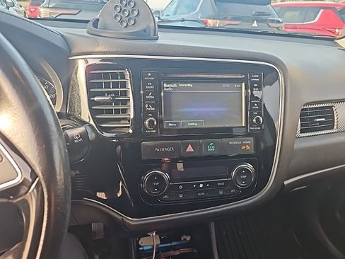 Used 2016 Mitsubishi Outlander SE image 3