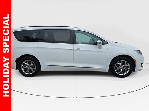 Used 2017 Chrysler Pacifica Limited w/ UConnect Theater Package image 2