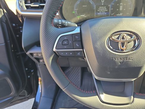 Used 2025 Toyota Sienna XSE image 27