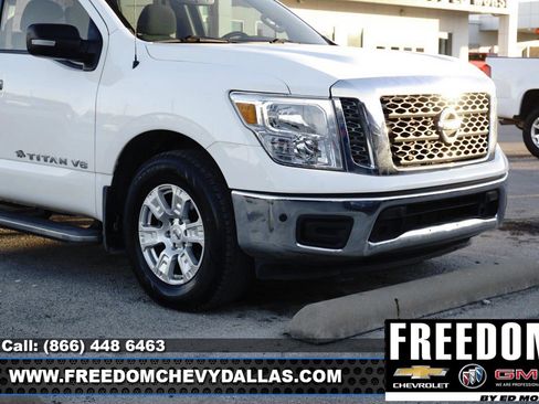 Used 2018 Nissan Titan SV w/ SV Convenience Package image 8