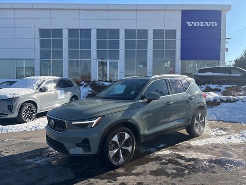 Certified 2025 Volvo XC40 B5 Plus image 44