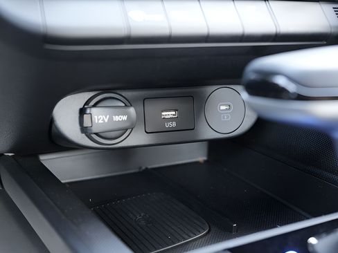 Certified 2025 Hyundai Elantra SEL FWD image 32