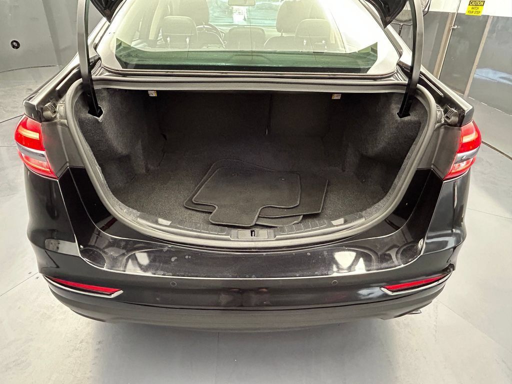 Used 2019 Ford Fusion SE w/ Equipment Group 151A FWD image 16