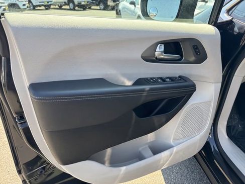 Used 2023 Chrysler Pacifica Touring-L FWD image 17